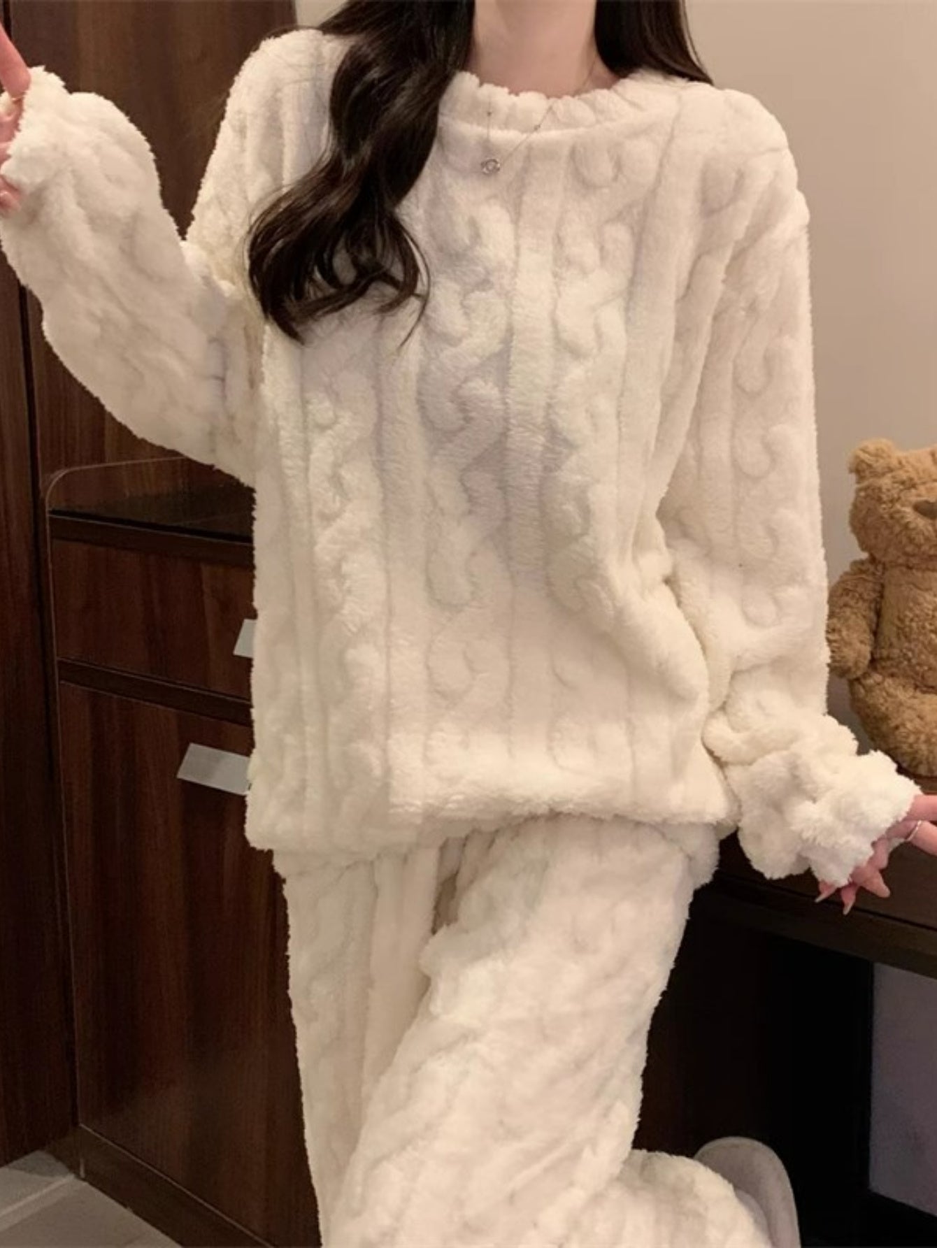 Women's Fashion Coral Velvet Jacquard Pajama Set, Thickened Polyester, Cozy College Style, Solid Color, Adult Sleepwear, Round Neck, Fall/Winter Pajama Suit