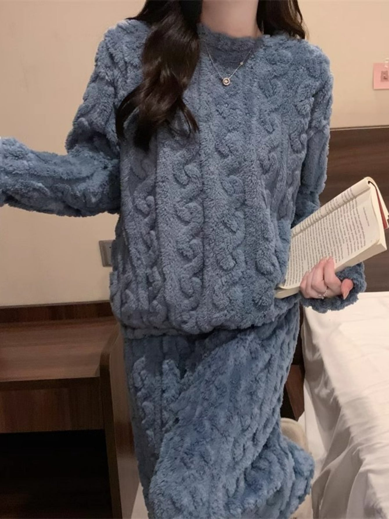 Women's Fashion Coral Velvet Jacquard Pajama Set, Thickened Polyester, Cozy College Style, Solid Color, Adult Sleepwear, Round Neck, Fall/Winter Pajama Suit